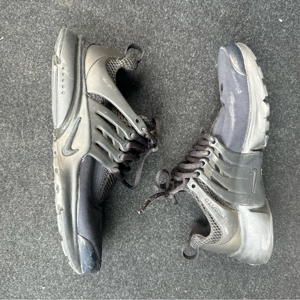 Nike Men's Black and Gray Sneakers